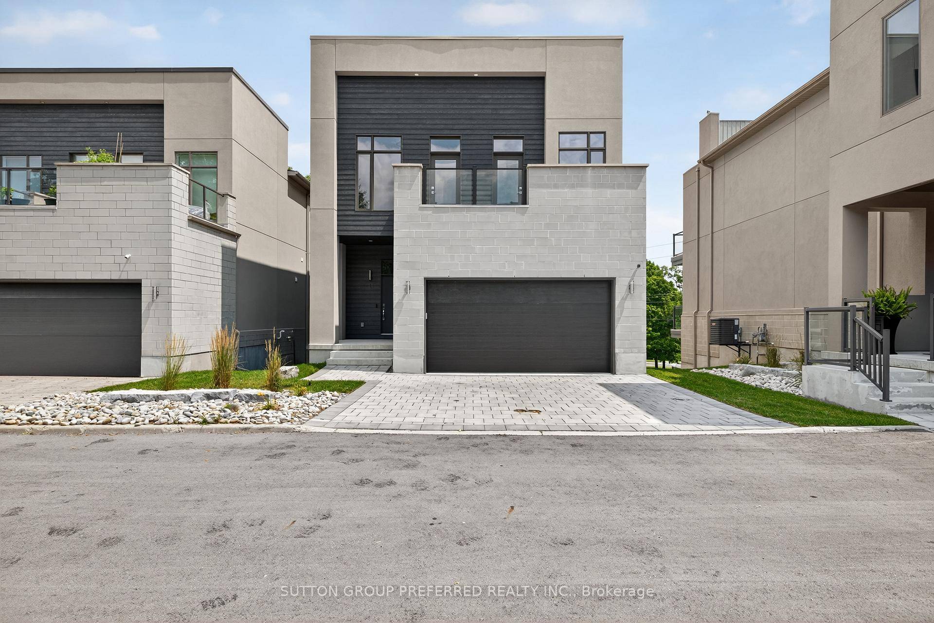 Luxurious Detached Freehold Condo with Elevator and Stunning River Views Located off the highly sought after Riverside Drive, is exceptional detached home offers breathtaking views of the city and river.