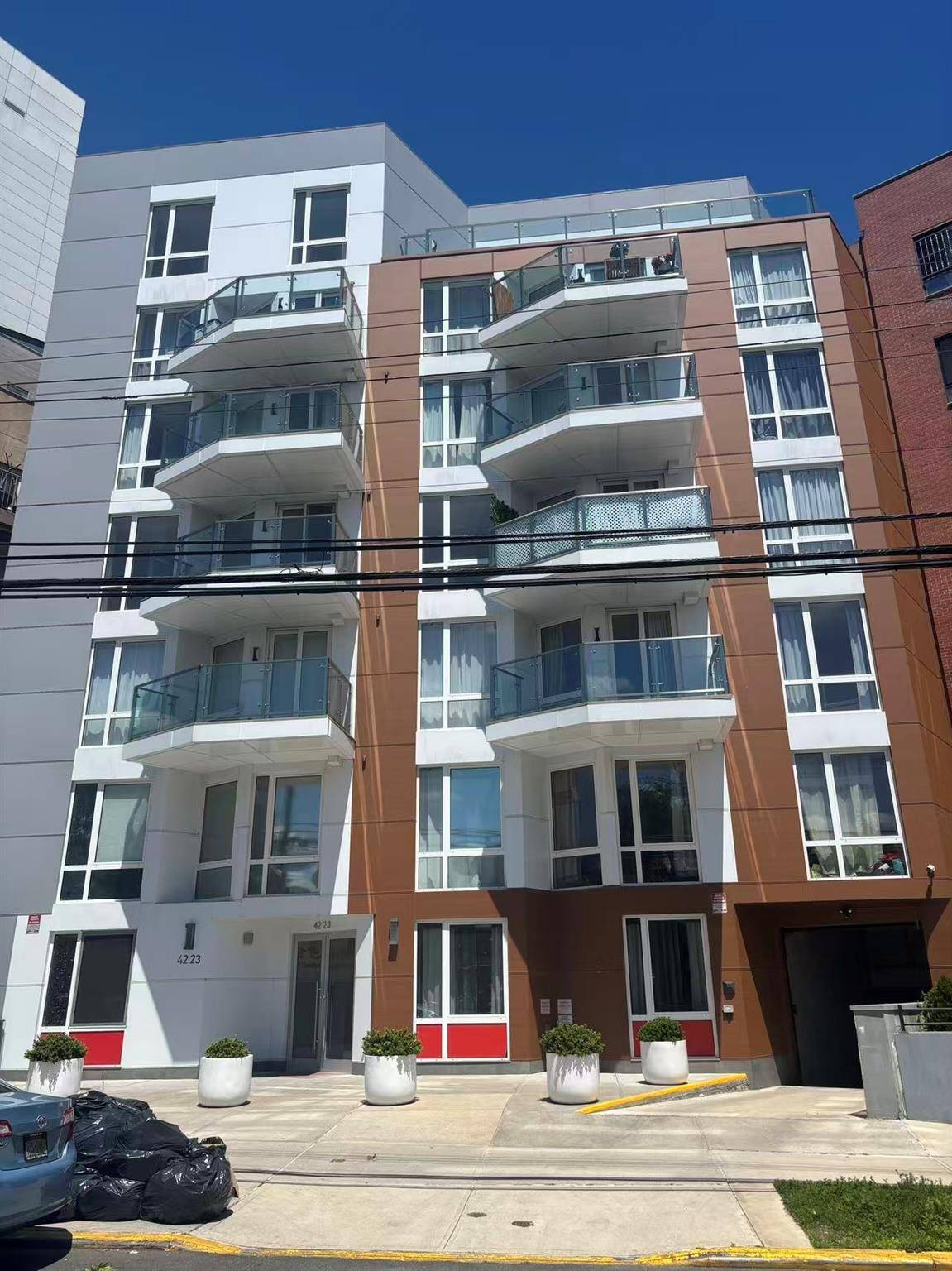 Flushing 1 bedroom and 1 bath unit in contemporary style condo building.