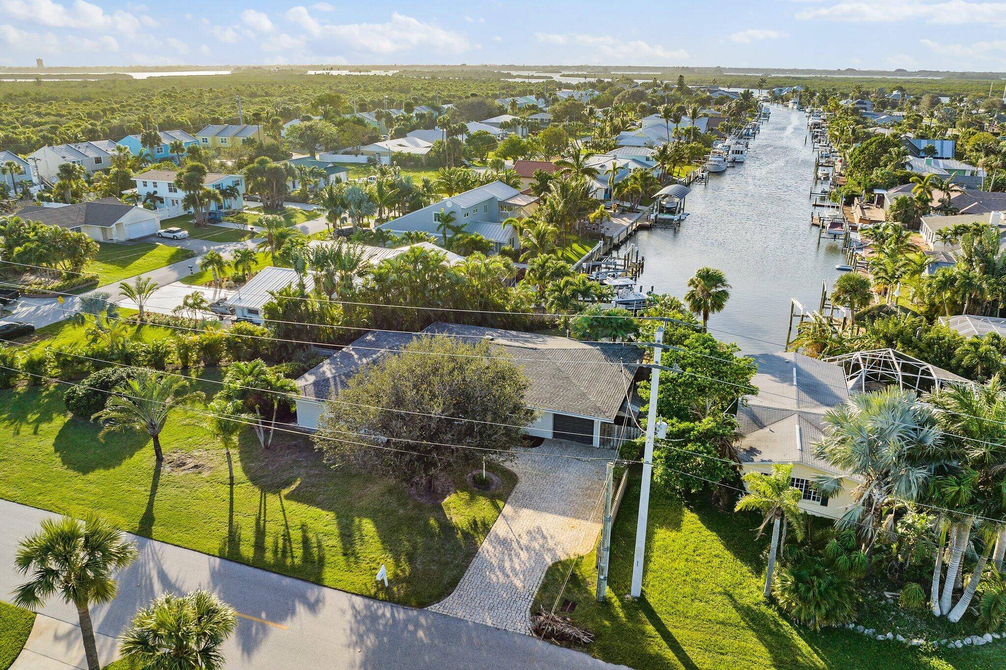WATERFRONT GEM WITH A PRIVATE DOCK, OCEAN ACCESS NO FIXED BRIDGES !