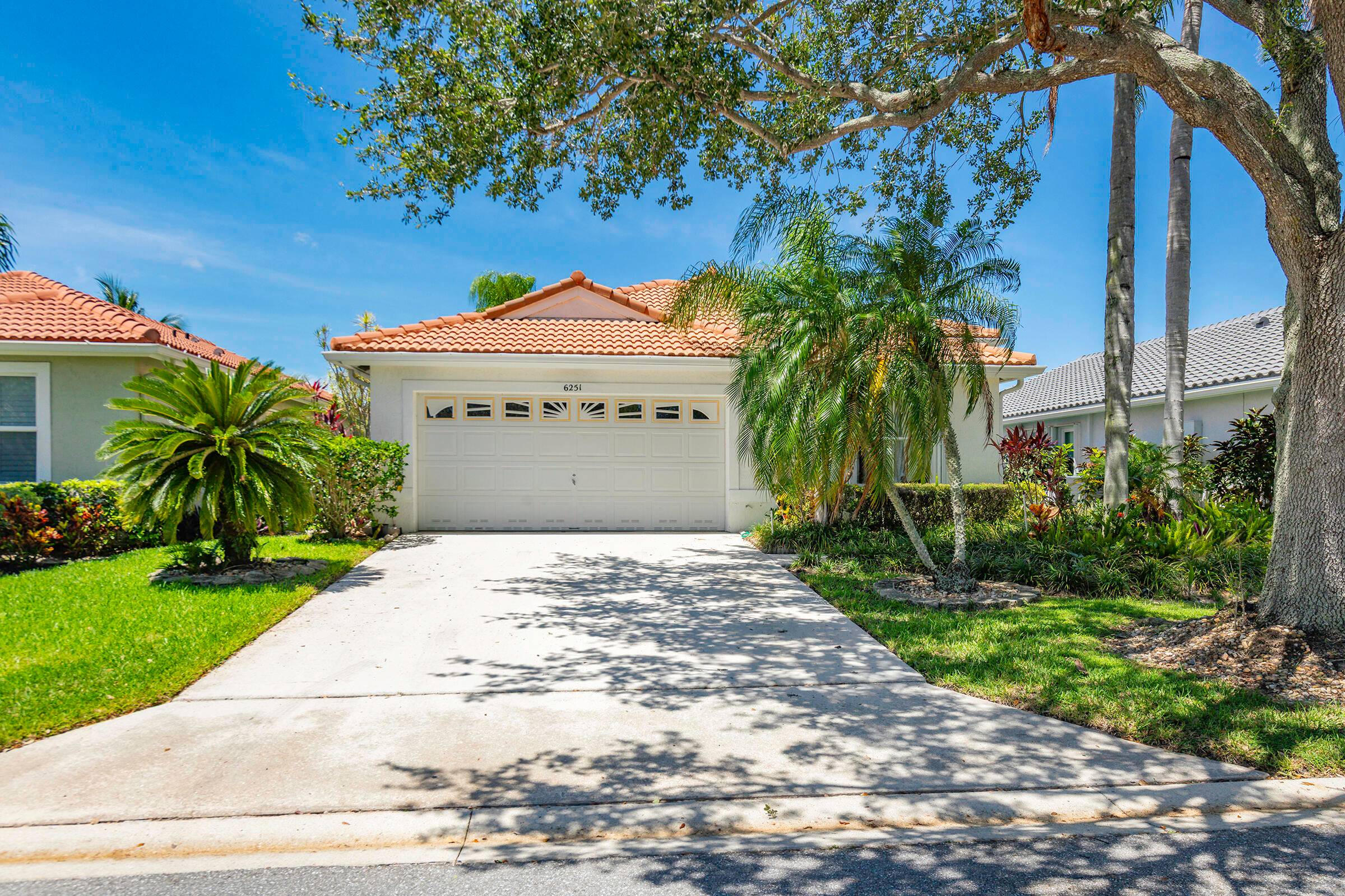 Three bedroom, two bath, new porcelain floor, water front house in the beautiful, gated community with the golf course, restaurant, tennis courts.