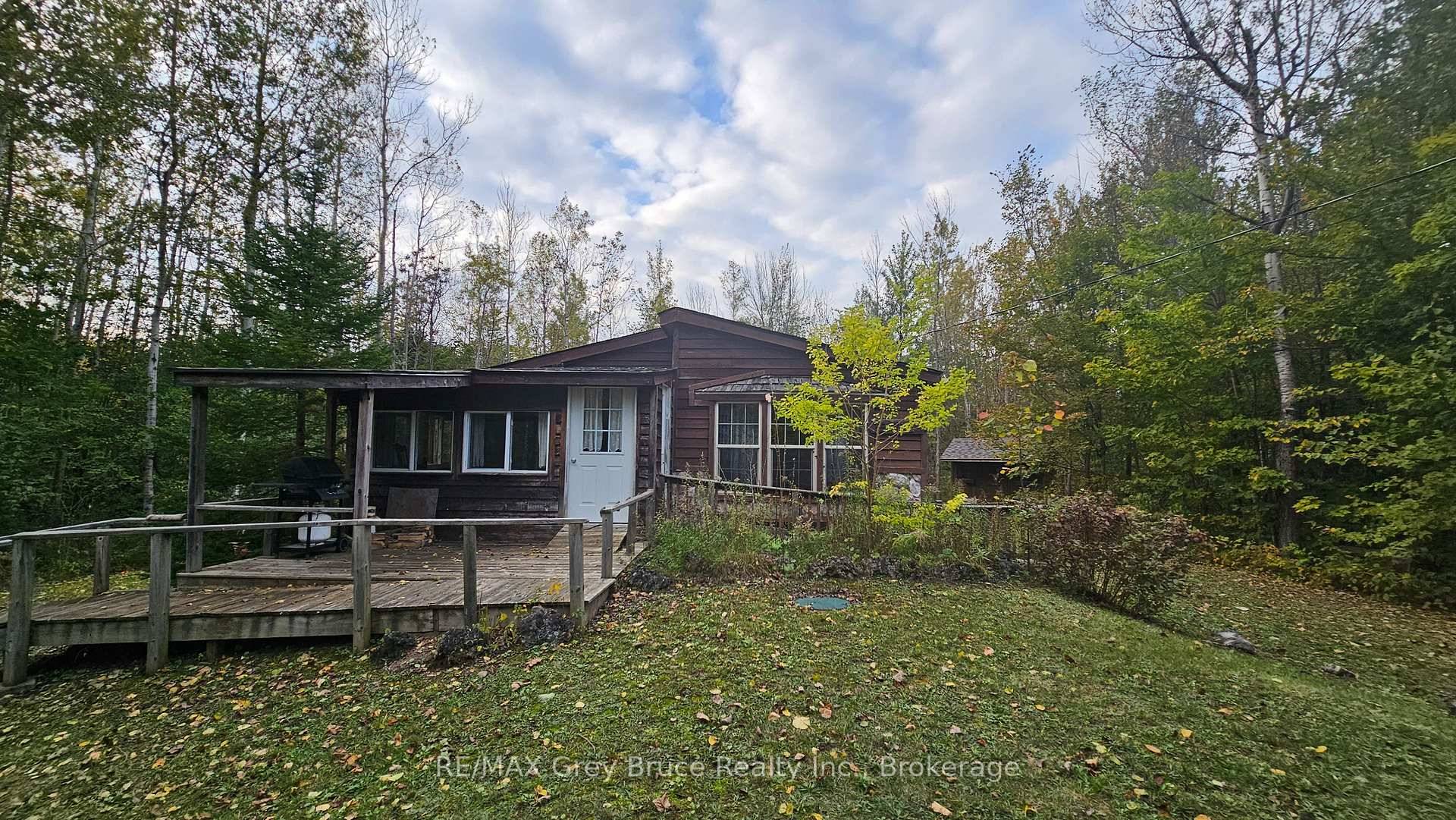 Lovely three bedrooms, two bathroom home in Miller Lake.