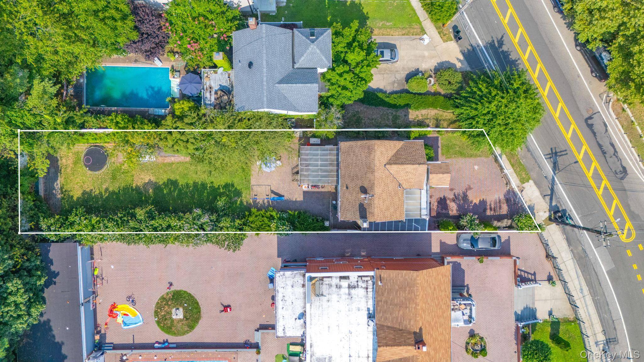 Discover this charming single family home on an 8, 677 square foot lot nestled in the heart of Holliswood, offering 3 bedrooms and 2 full bathrooms.