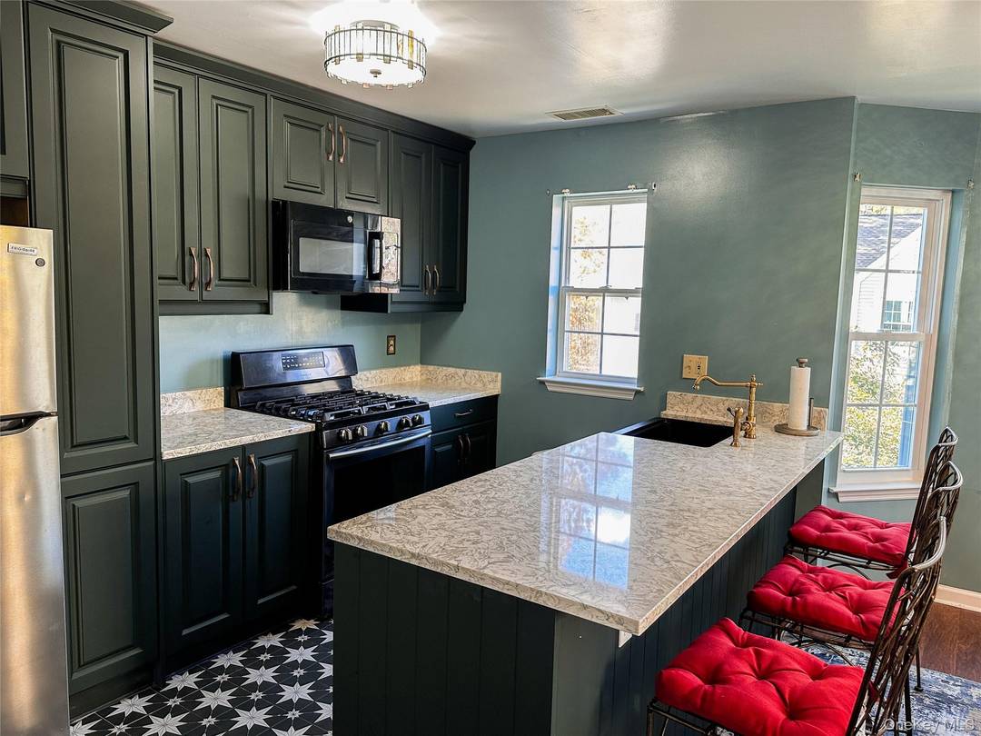 Modern and spacious corner duplex located in a very well kept garden style complex.