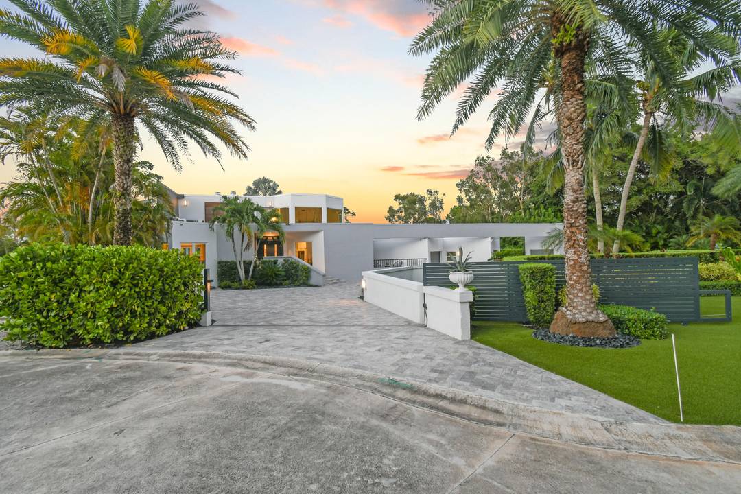 Stunning Newly Renovated CBS Home and Property with a detached Guest House.