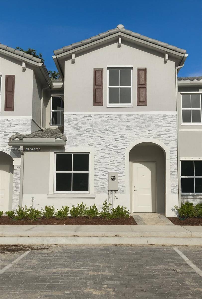 Beautiful townhouse ! Enjoy your home with luxury amenities such as a pool, clubhouse, and gym.