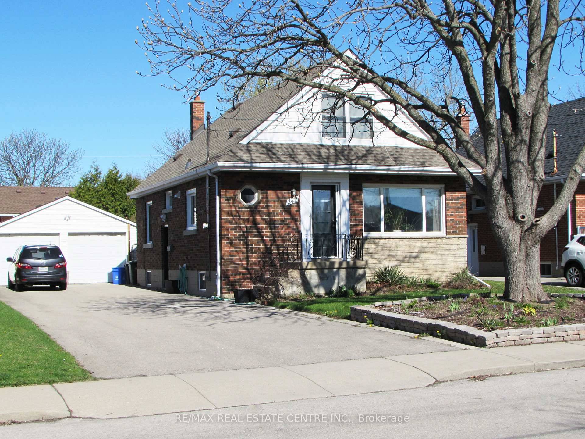 Welcome to this spacious 4 bedroom, 2 bathroom home located in one of Hamiltons most desirable mountain neighbourhoods.