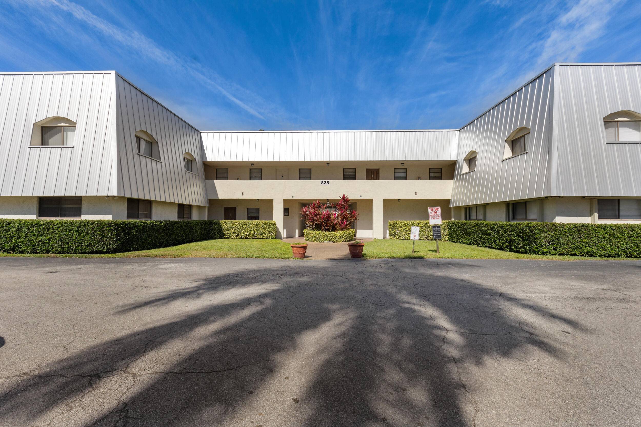 Discover the perfect blend of convenience and possibility with this 2 bedroom, 2 bathroom condo in the heart of Boca Raton.