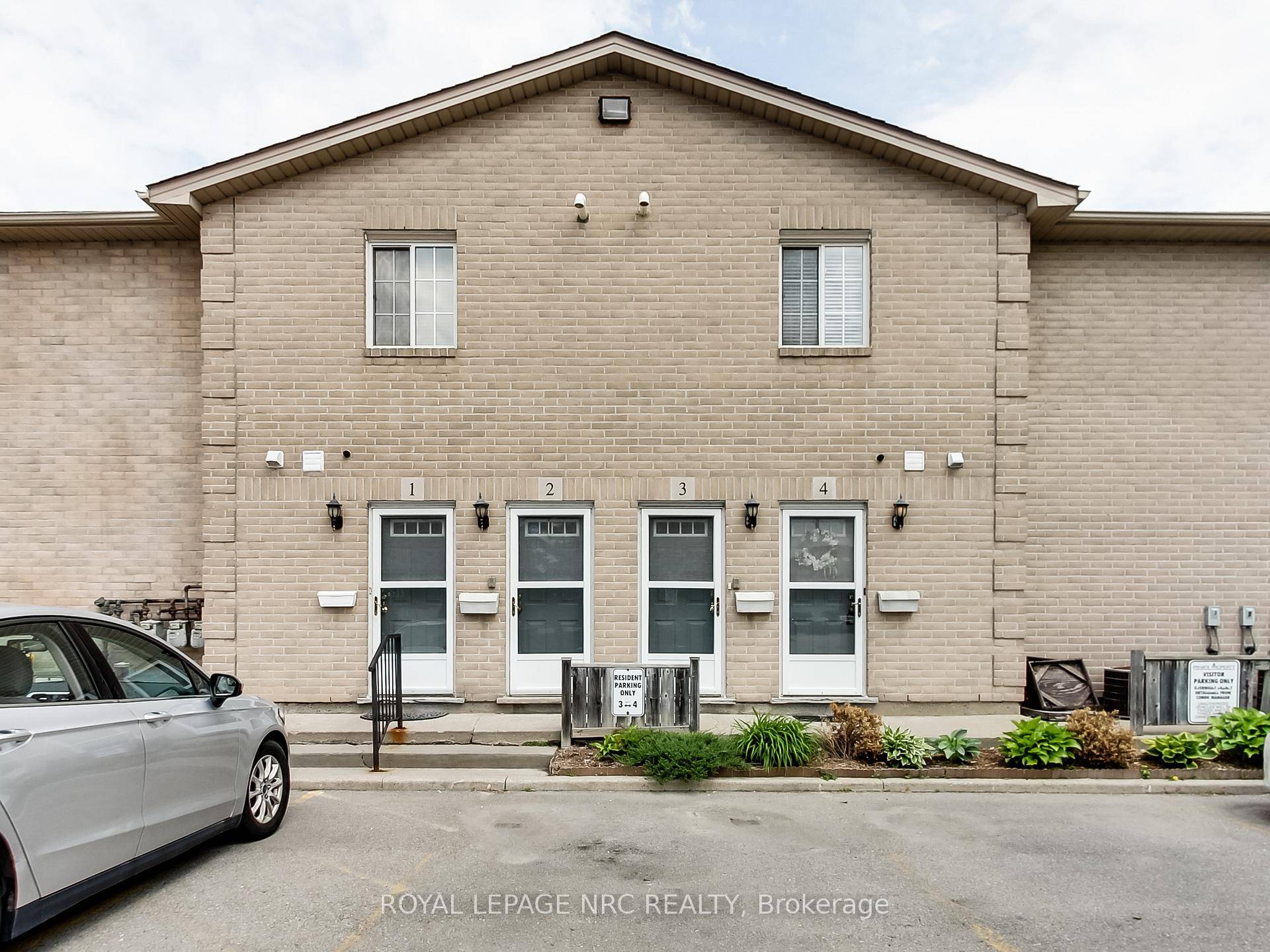 Whether you're downsizing or purchasing your first home, this spacious 2 bedroom, 2 bathroom ground level unit offers the perfect blend of comfort and convenience on the Hamilton Mountain.