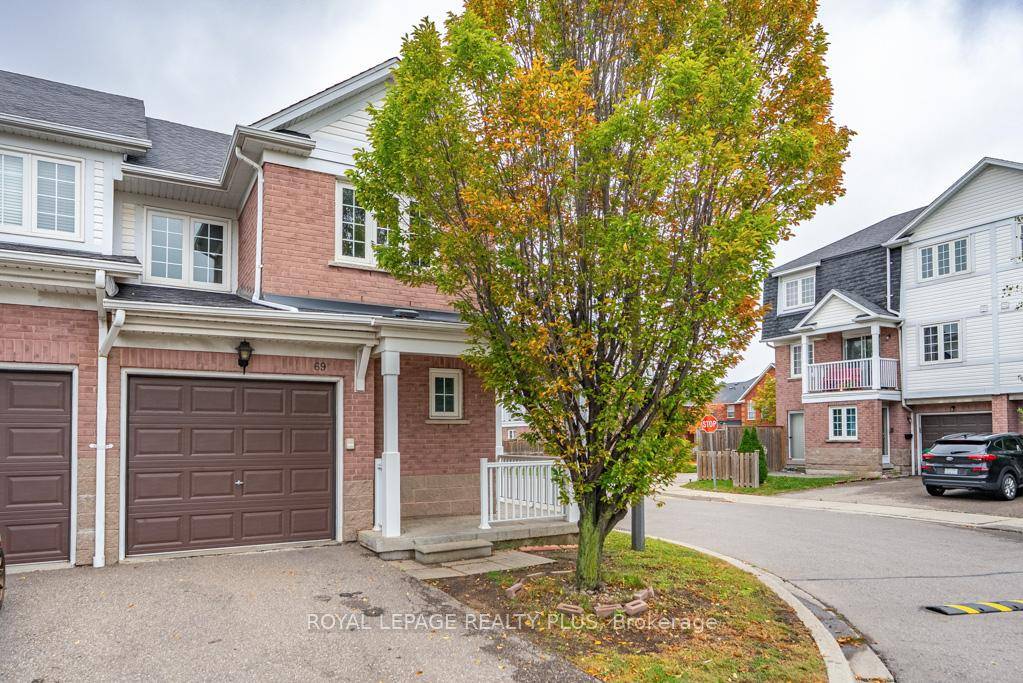 END UNIT, END UNIT ! Welcome Home To Meadowvale's Most Coveted Complex !