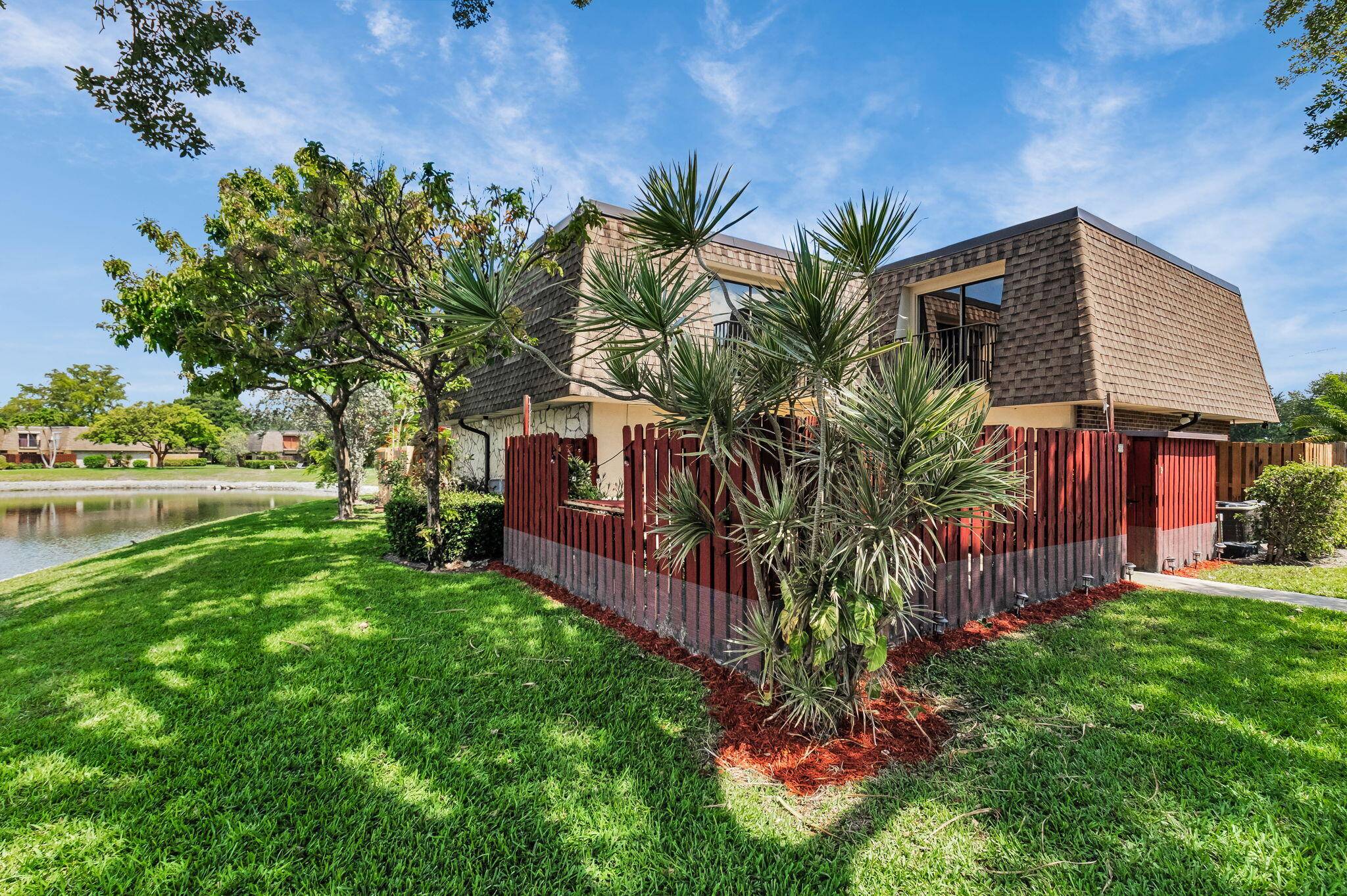 Prime lakefront location in well maintained Delray Oaks West with easy access to downtown Delray Beach and Boca Raton, with shopping, restaurants and the beach.