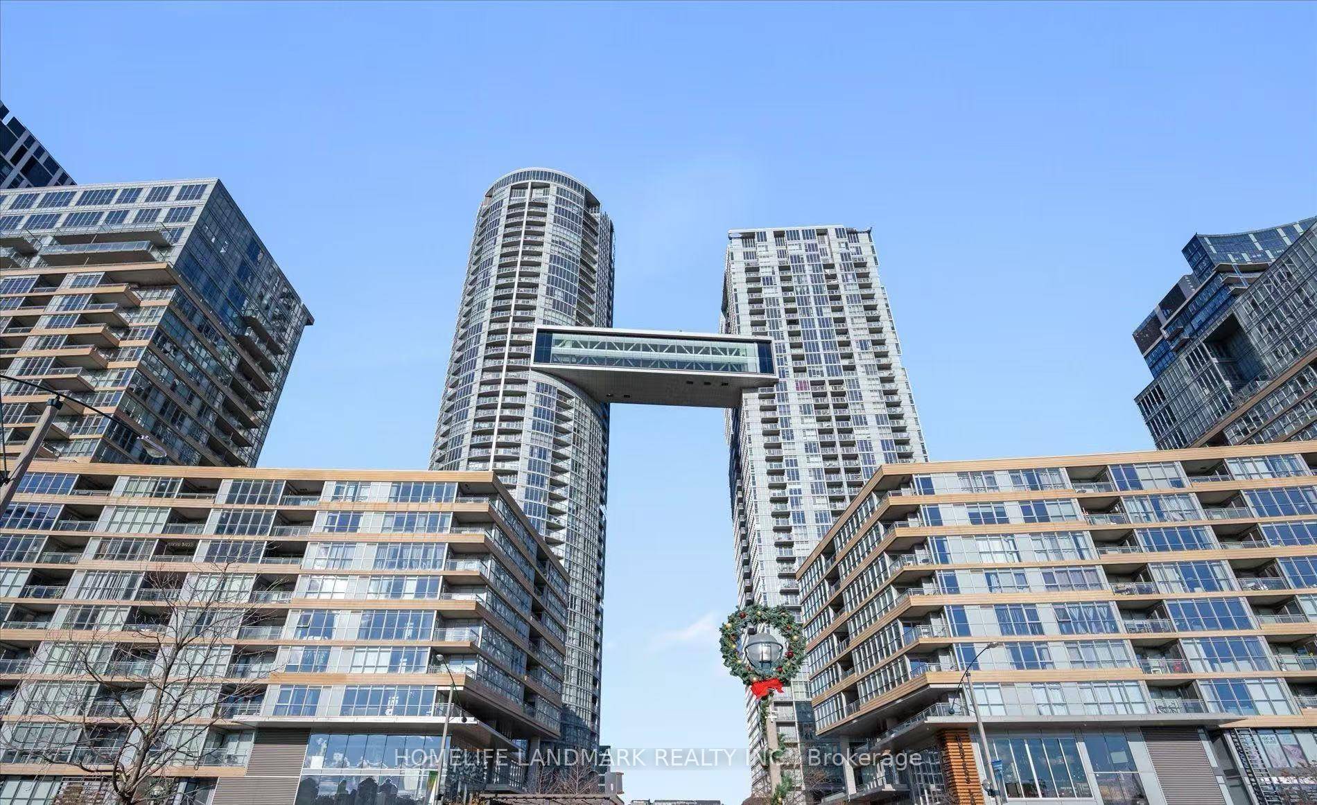 City Place Parade Ii, 1 Br Den, Bright And Spacious, E Exp, City View, Ttc At Door, Walk To Cn Tower, Easy Access To Financial Dist.