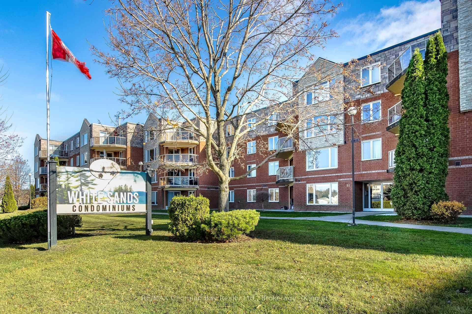 Welcome to White Sands Condominiums, right across from Georgian Bay and in the heart of historic Penetanguishene.