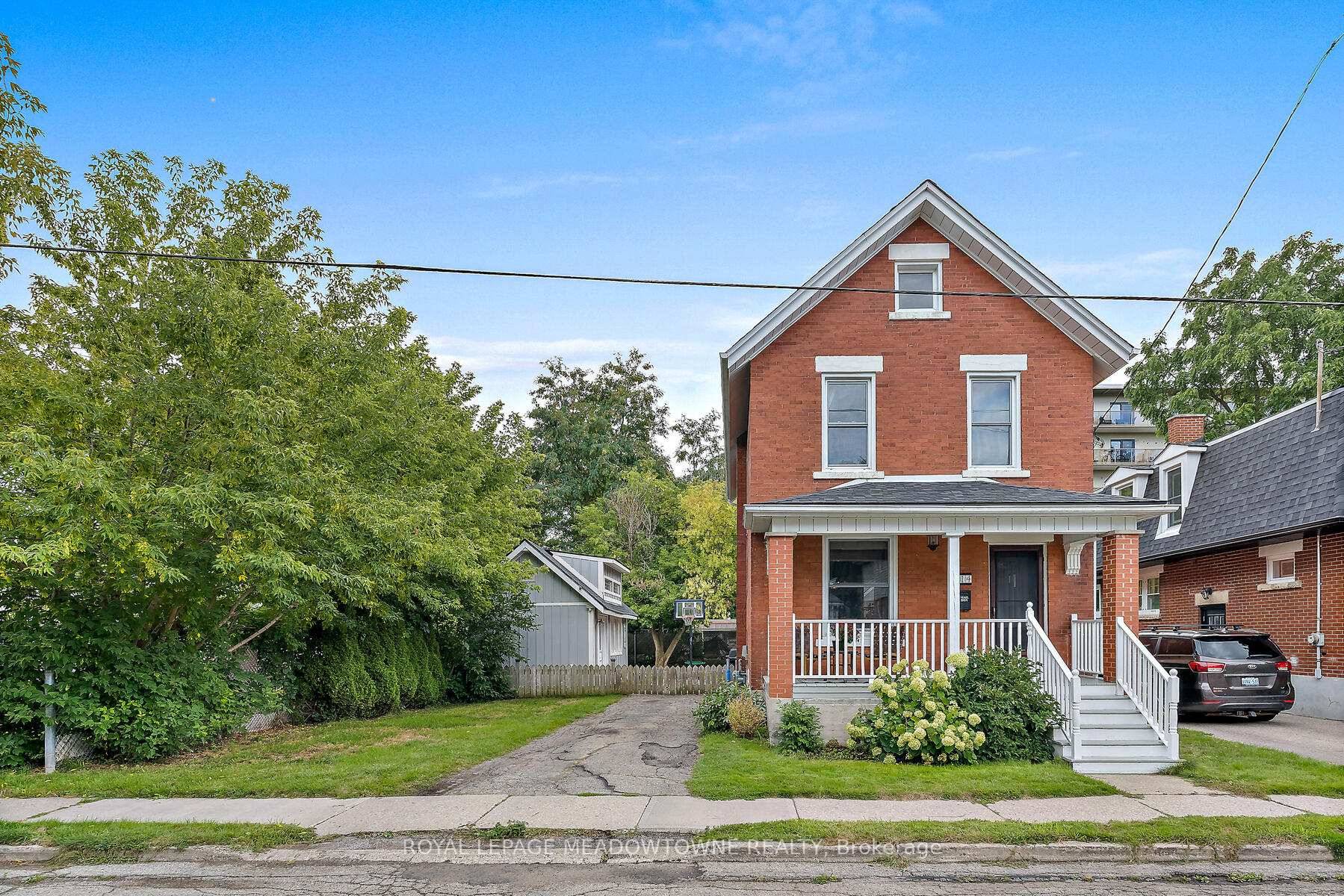 Location Lifestyle ! Steps to Exhibition park and in the Victory School catchment.