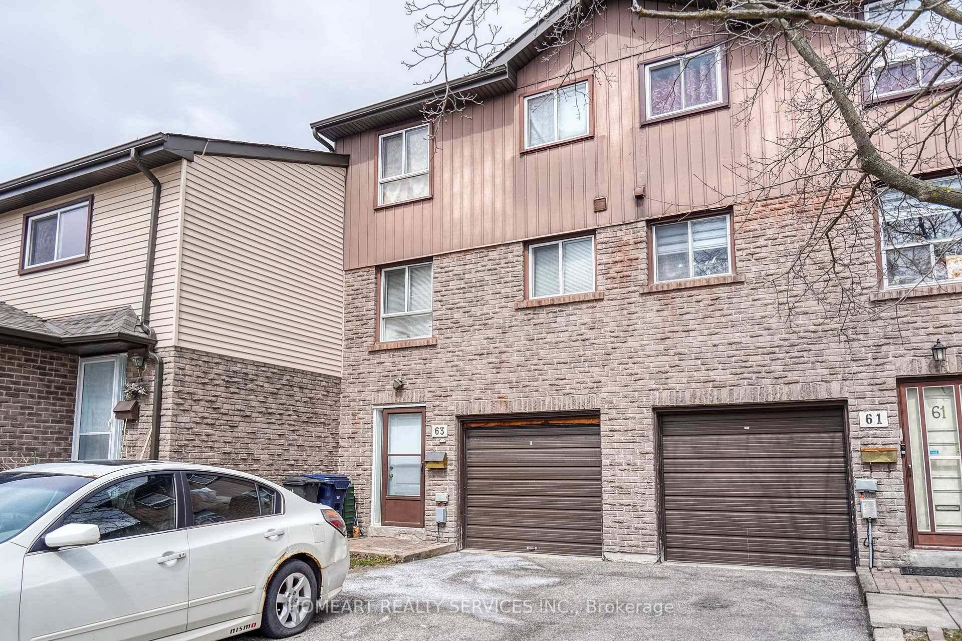 Very Functionable Spacious Layout 3 Bedroom Condo Townhouse Located at McCowan and Finch, Separate Dining Room.