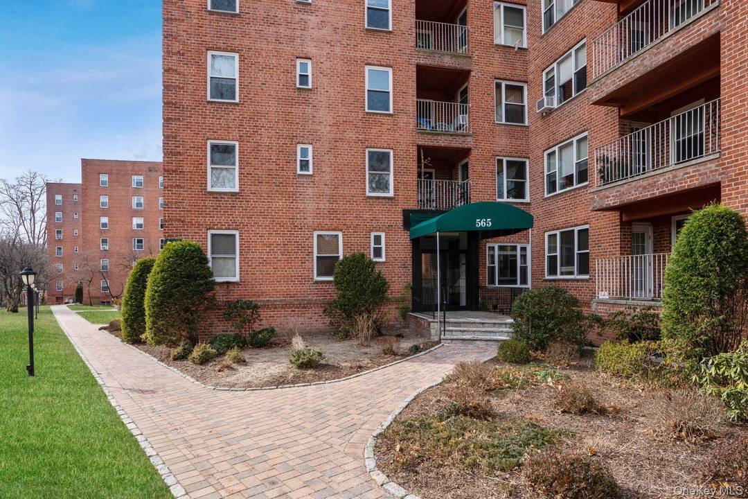 Hastings on Hudson Spacious 2 Bedroom Condo with Den office for rent available January 15, 2026.