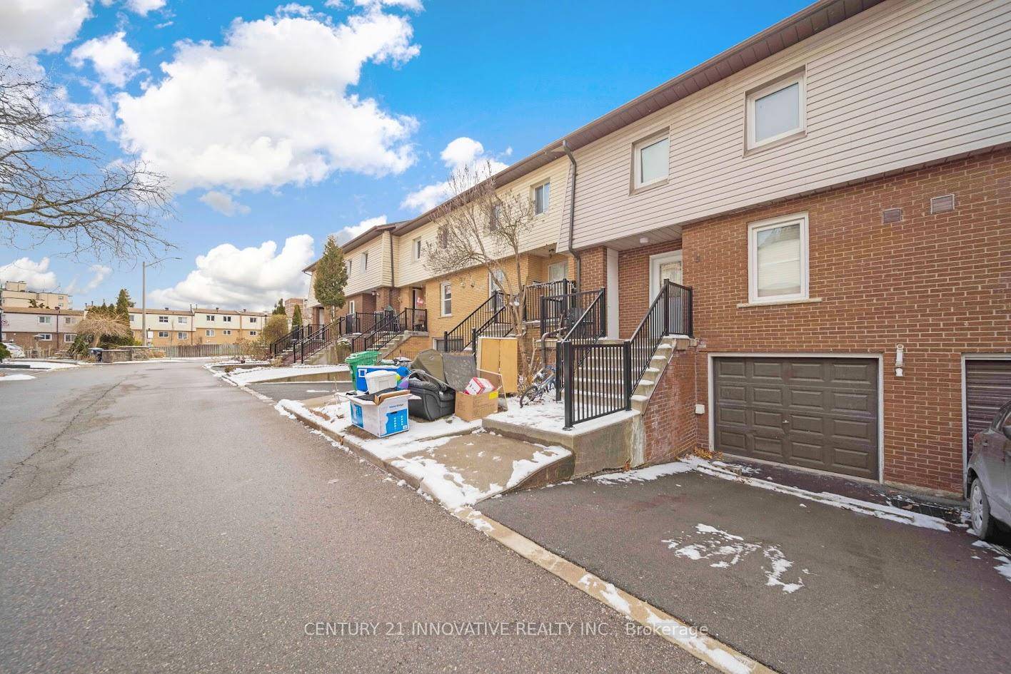 Introducing this beautiful well maintained townhome in Mississauga's prime location, featuring 4 1 bedrooms and 3 bathrooms.