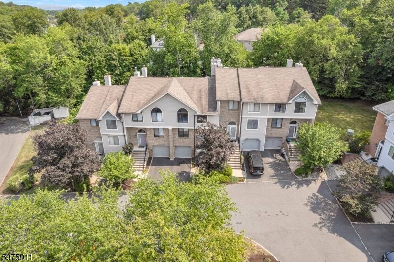Welcome to Beacon Hill, one of Verona's most desirable communities !