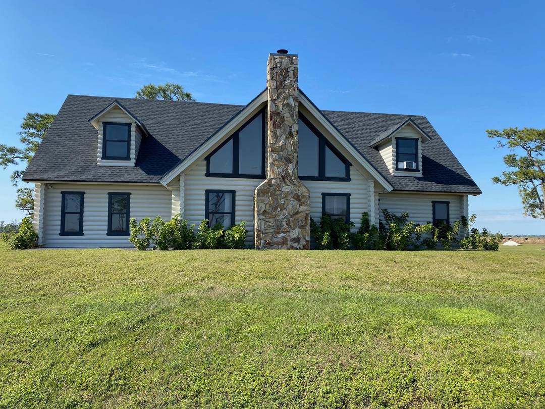 A Rare Okeechobee Retreat I'm thrilled to introduce an extraordinary 40 acre estate where luxury, tranquility, and opportunity meet.