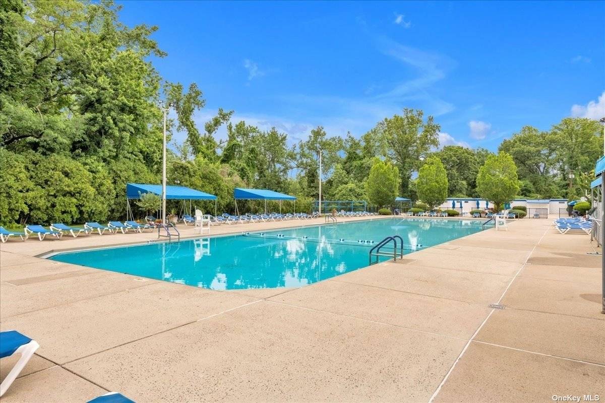 Great Neck... Sensational 'gut' renovation features sleek baseboard heating, Ceiling amp ; floor Mouldings, newer Kitchen with granite countertops, high end appliances, recessed lighting, newer interior doors amp ; hardware, ...