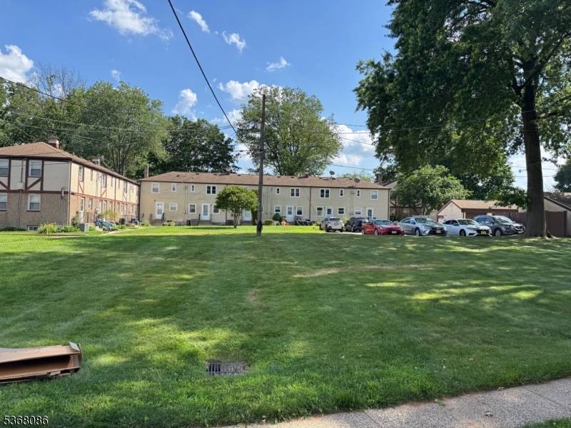 Great location near public transportation, train and buses to NY City, shopping and restaurants near by.