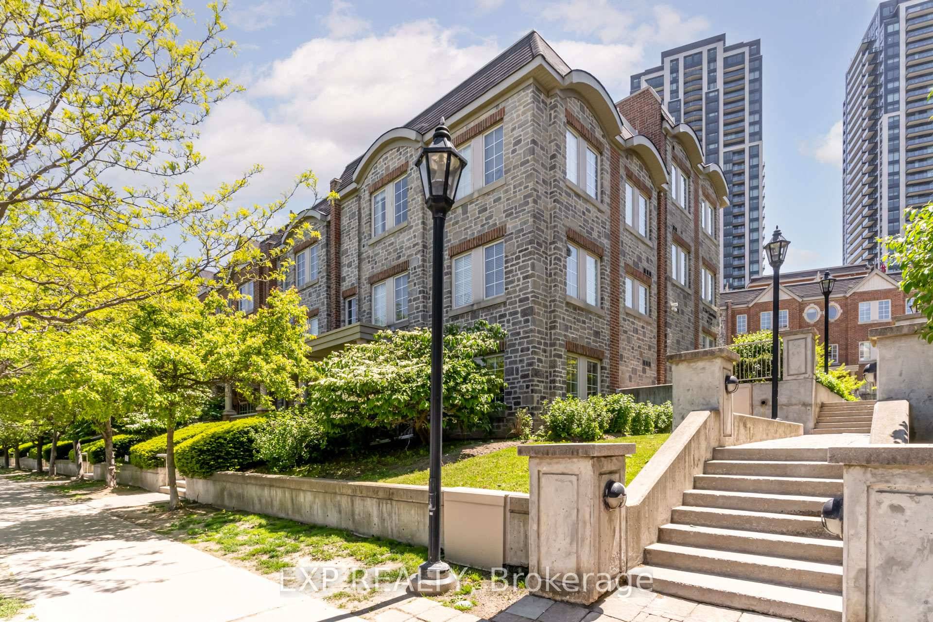 A Well Laid out, True 2 Bedroom Townhome with Modern Amenities at Windermere By The Lake.