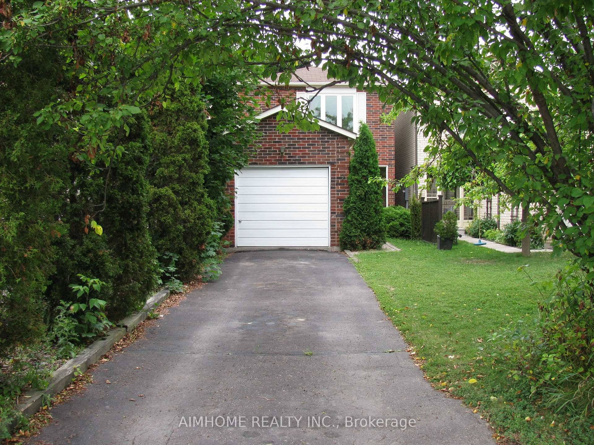 Absolutely Stunning Newly Renovated 3 Bedroom Linked House In The Heart Of Thornhill.