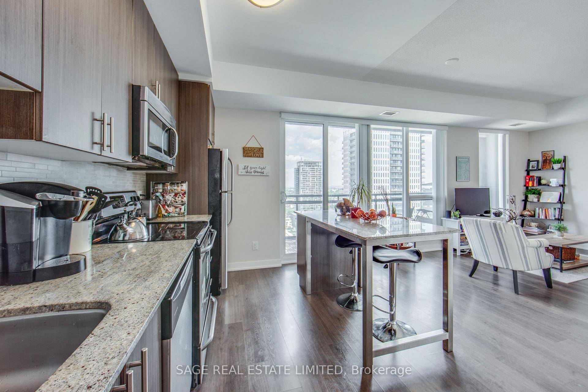 This stunning one bedroom condo offers breathtaking, unobstructed views of the lake and is situated in the highly sought after Paintbox Condos.