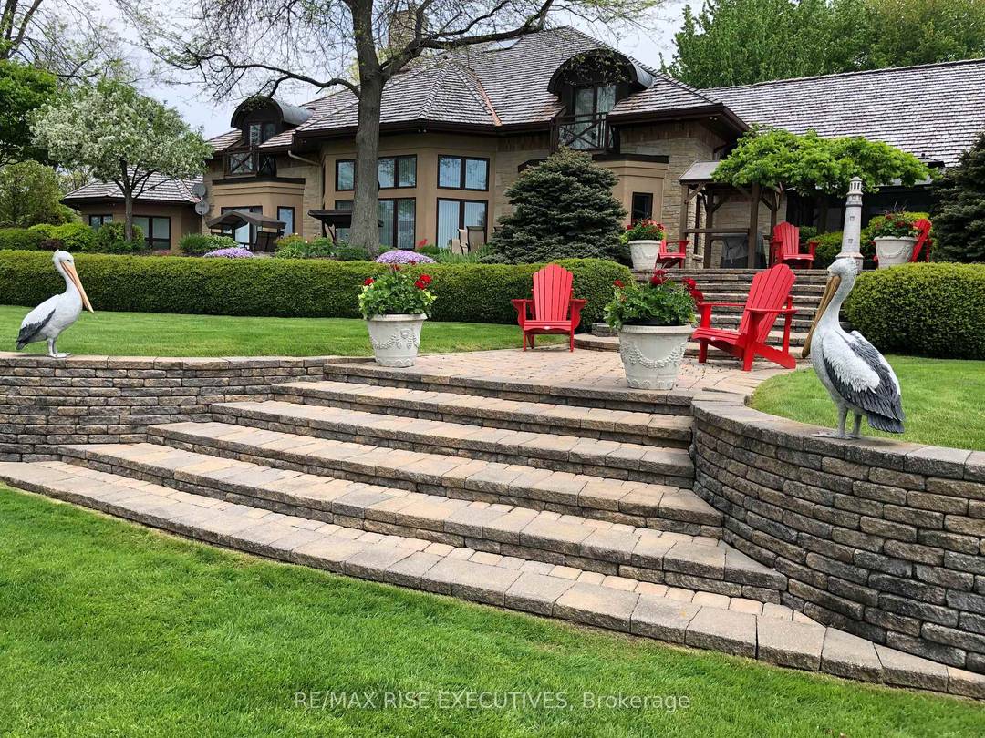 Have you always dreamed of living on the water in a luxury home ?