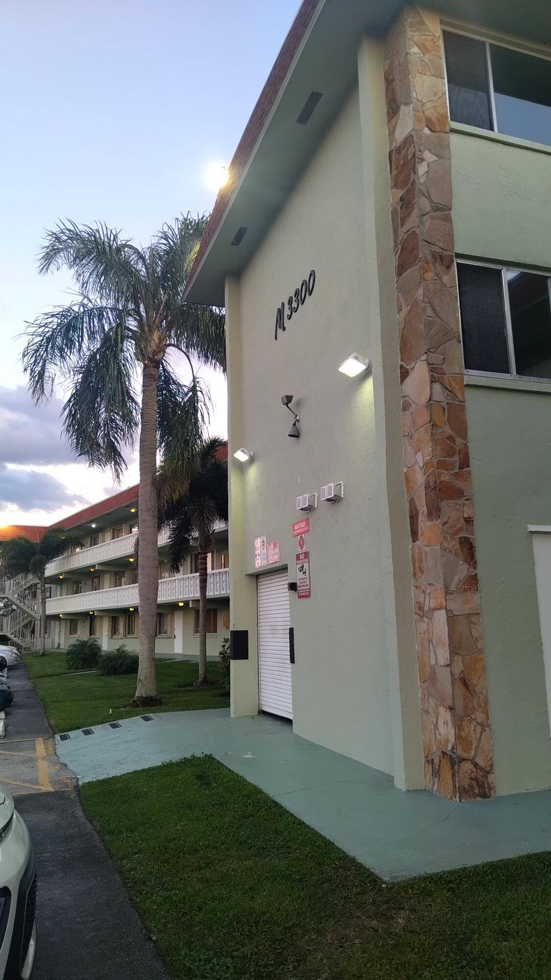This peaceful unit is located in 55 community, with a view on courtyard and mini golf area.