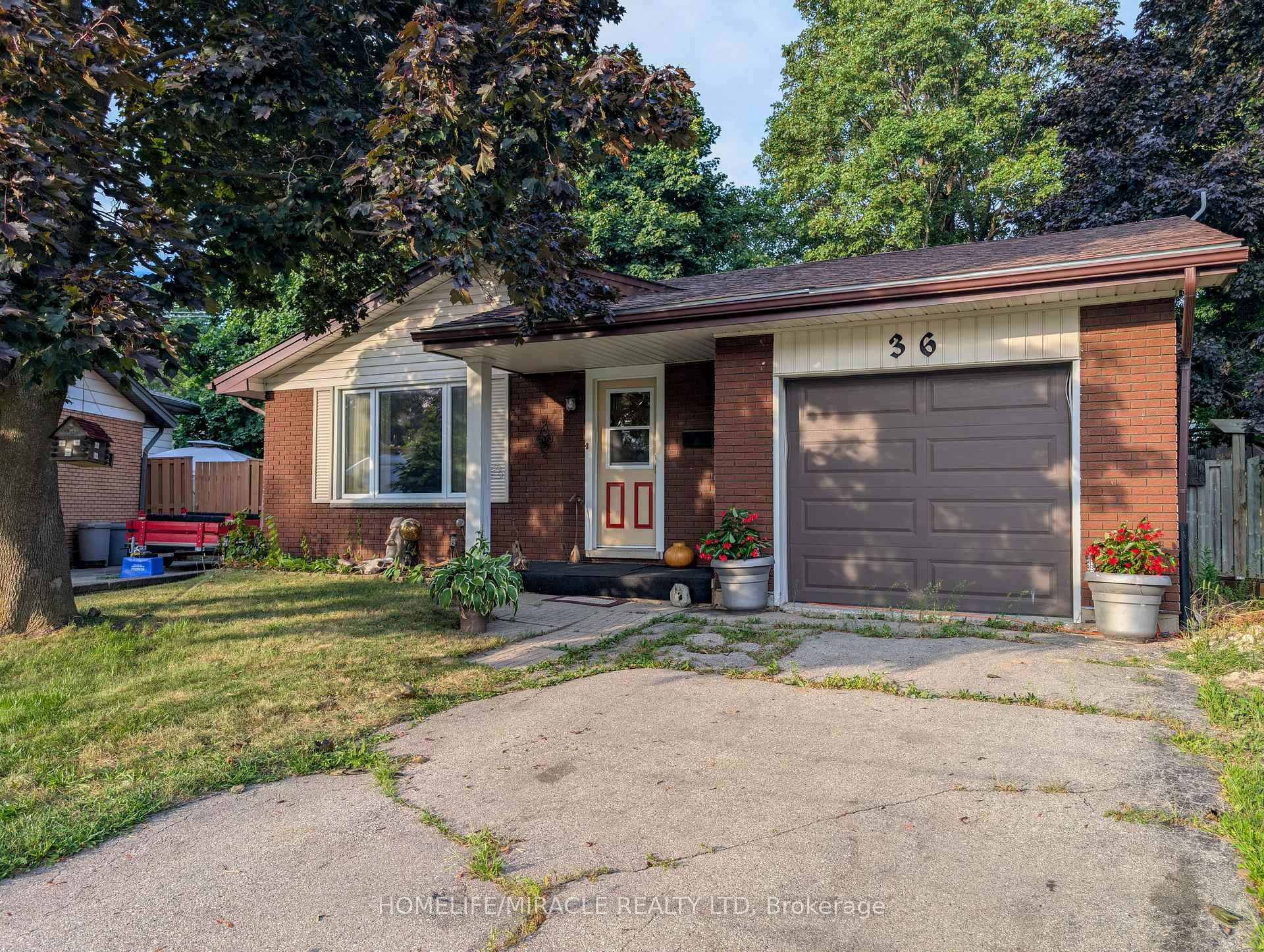 Bungalow in Prime Kitchener Location Pie Shaped Lot on a Quiet Cul de Sac !