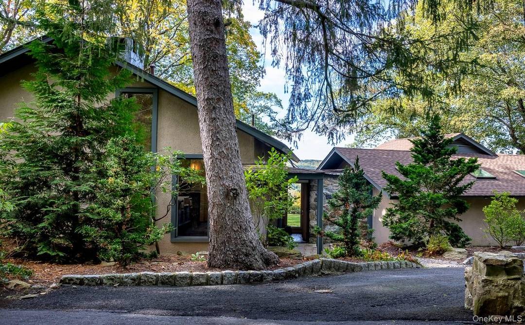 Palm Springs Mid Century Meets Historic Tuxedo Park A rare and exceptional offering, this exquisitely restored mid century residence combines the timeless appeal of Palm Springs design with the storied ...