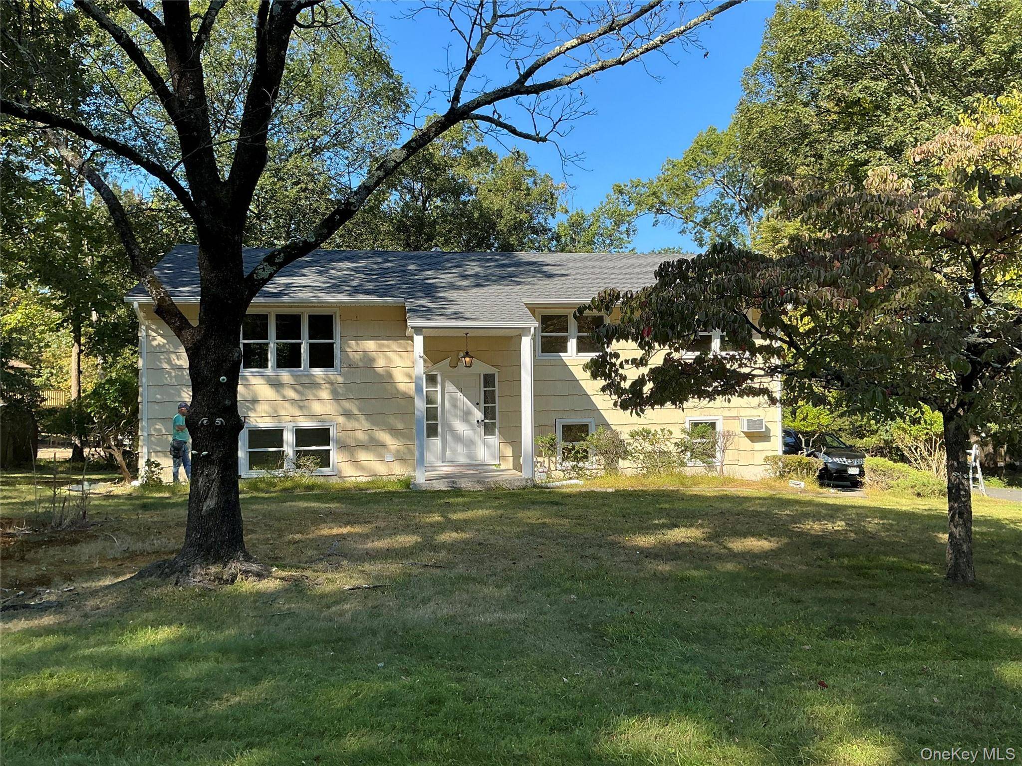 Welcome to 3 Ehret ! This beautifully renovated raised ranch is now available for rent.