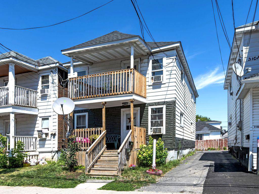 he upper two bedroom apartment is located in Le Village District close to parks, public transit, recreation, schools, shopping, the St.