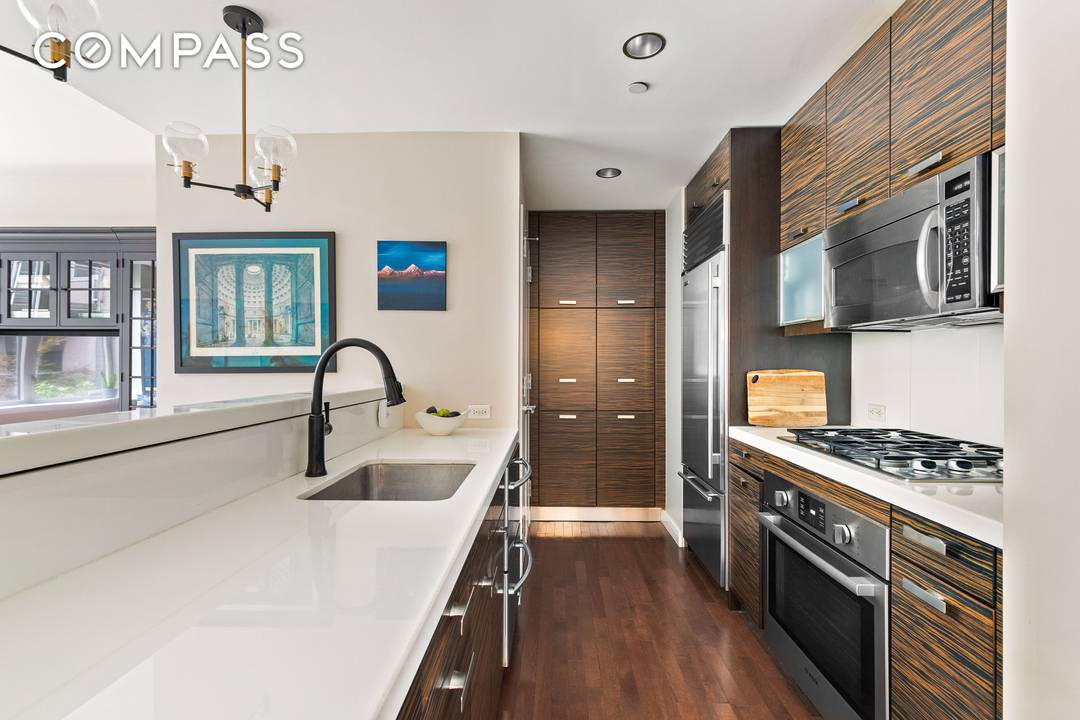 Welcome to this serene and spacious 814 square foot one bedroom residence, located in The Charleston, one of Murray Hill s most sought after full service luxury buildings.