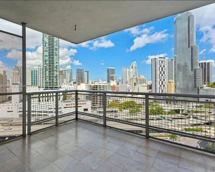 Beautiful 1 bedroom, 1 bath unit in the heart of Brickell with an excellent layout and a door separating the bedroom from the living area and kitchen.