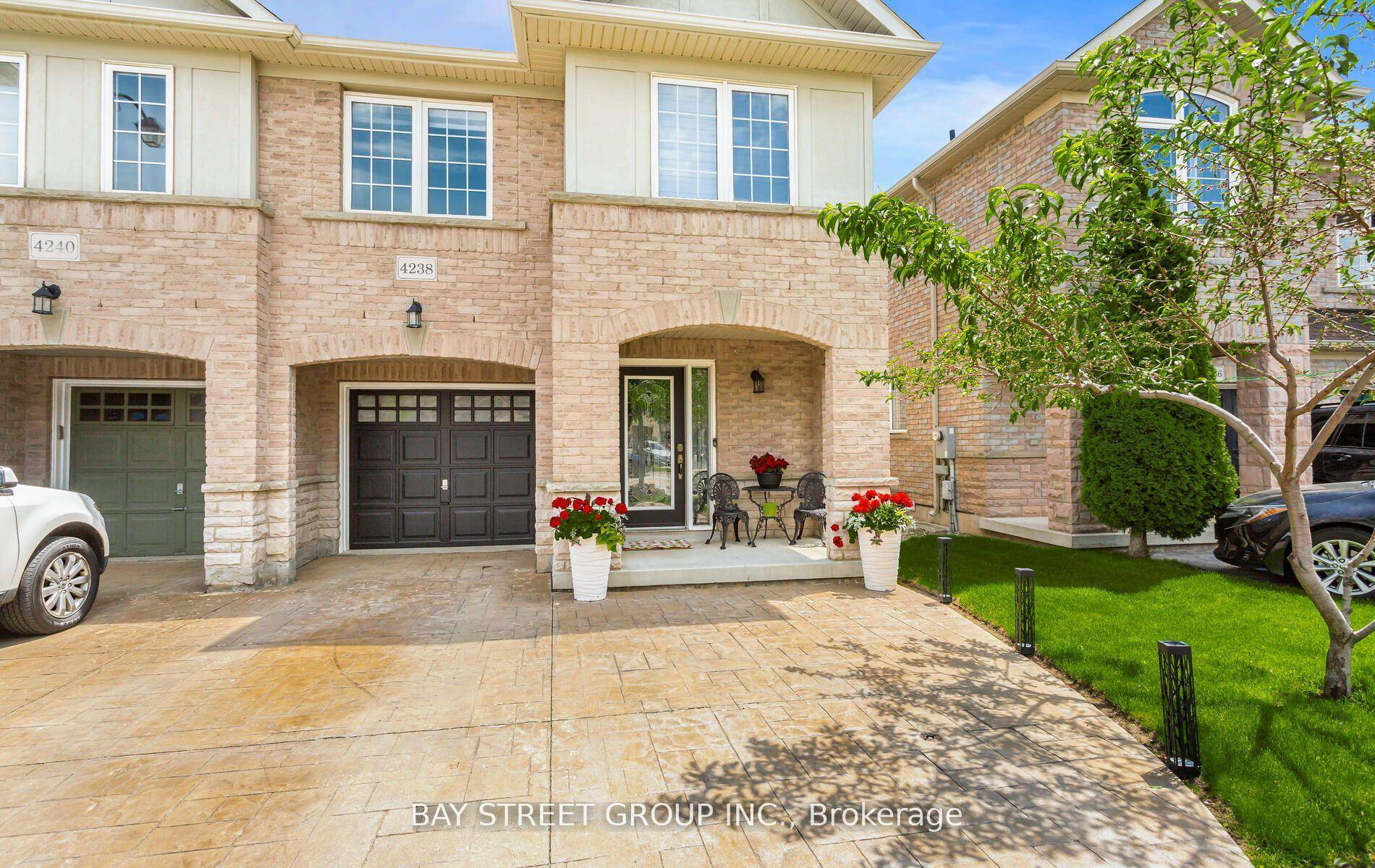 Beautiful Semi Detached Home in a Quiet NeighbourhoodThis stunning 1746 sq.
