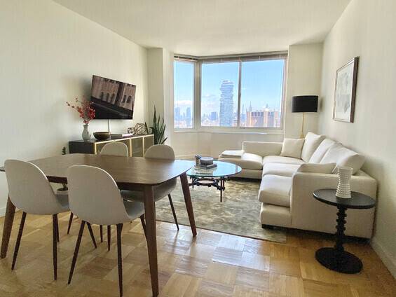 Beautiful Fully Furnished one bedroom apartment on the 50th Floor available with breathtaking views of New Yorks Skyline and the Hudson River.