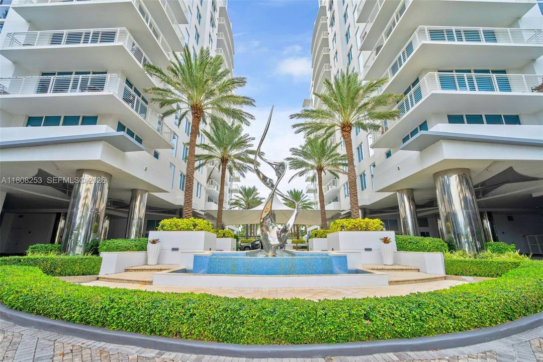 Renovated, move in ready residence in one of Fort Lauderdale s most financially strong buildings, offering low maintenance coastal lifestyle.