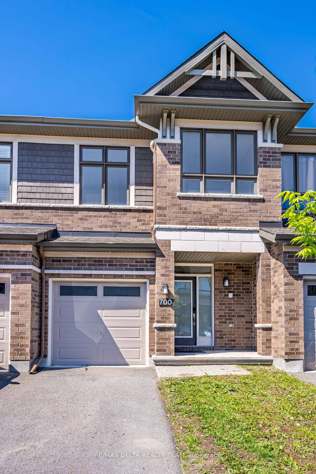 Welcome to this beautifully maintained and FULLY FURNISHED 3 bedroom, 3 bathroom townhome in one of Ottawa's most sought after neighbourhoods !