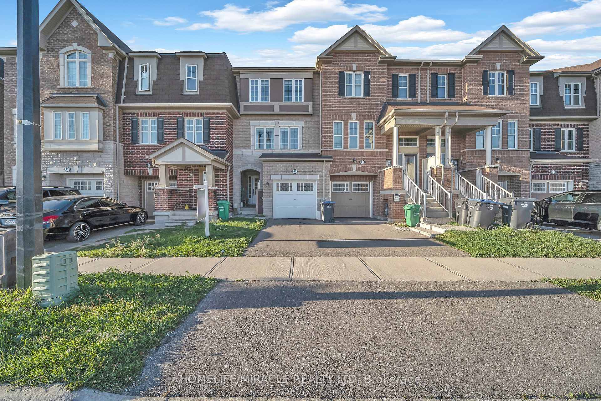 Stunning Freehold Townhouse In Prime Location !