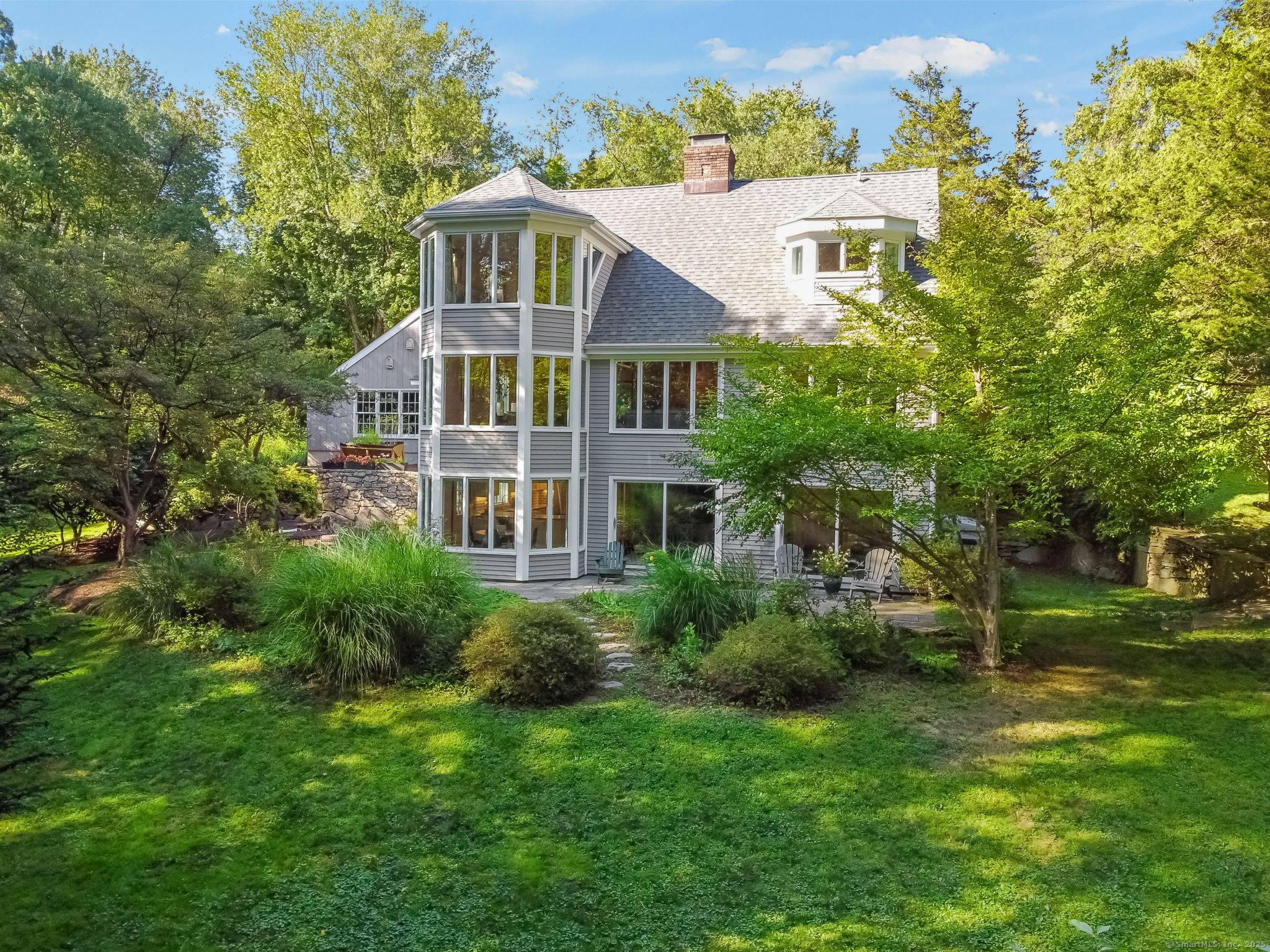 This extraordinary country sanctuary, perfectly sited amid breathtaking natural surroundings, provides the ultimate in privacy and tranquility.