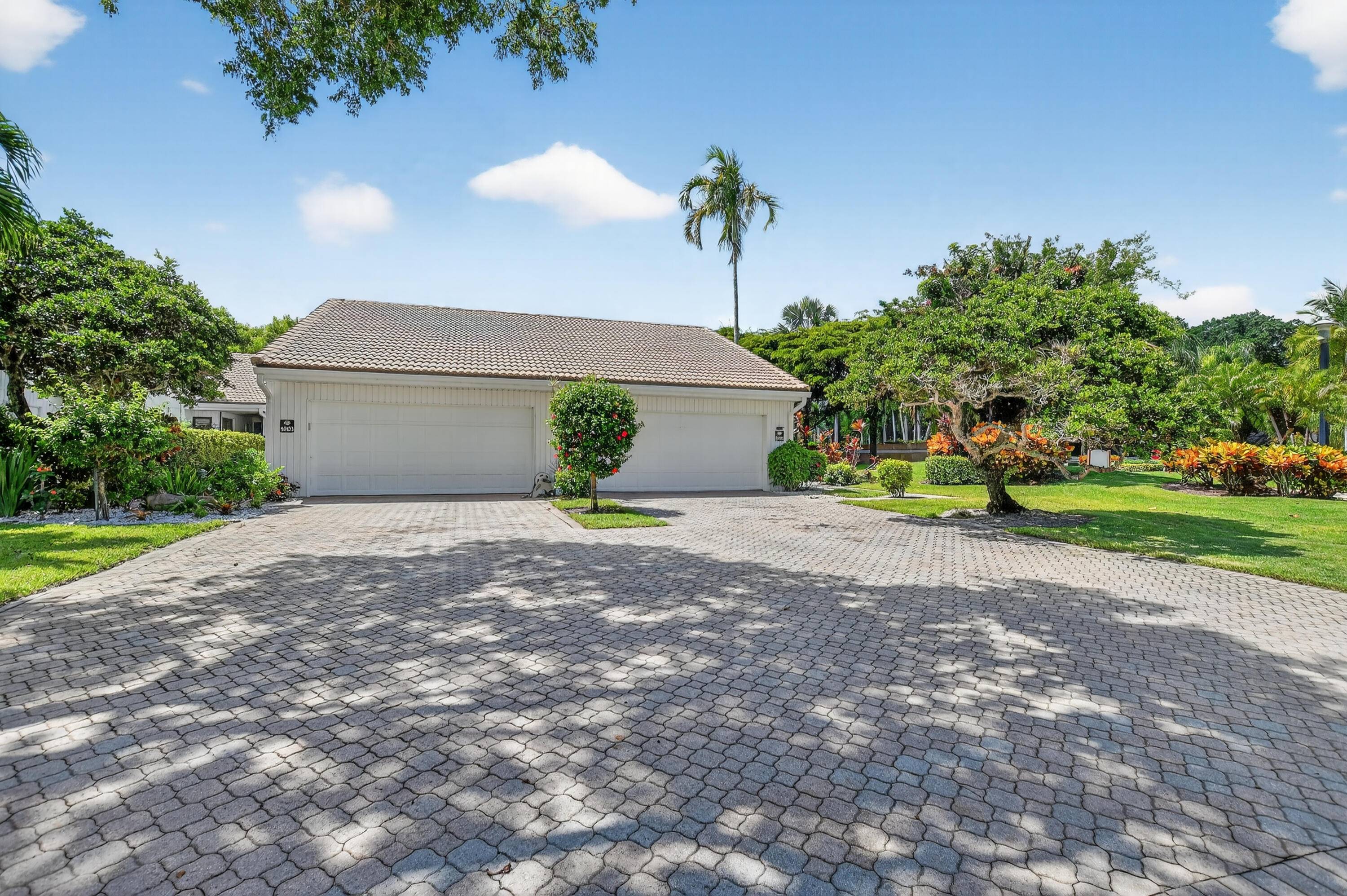 SPACIOUS AND IMMACULATE 3 BEDROOM, 2 BATH CORNER VILLA.