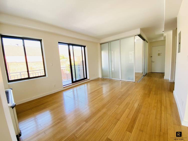 Come take a look at this spacious corner 2 bedroom Condo apartment.