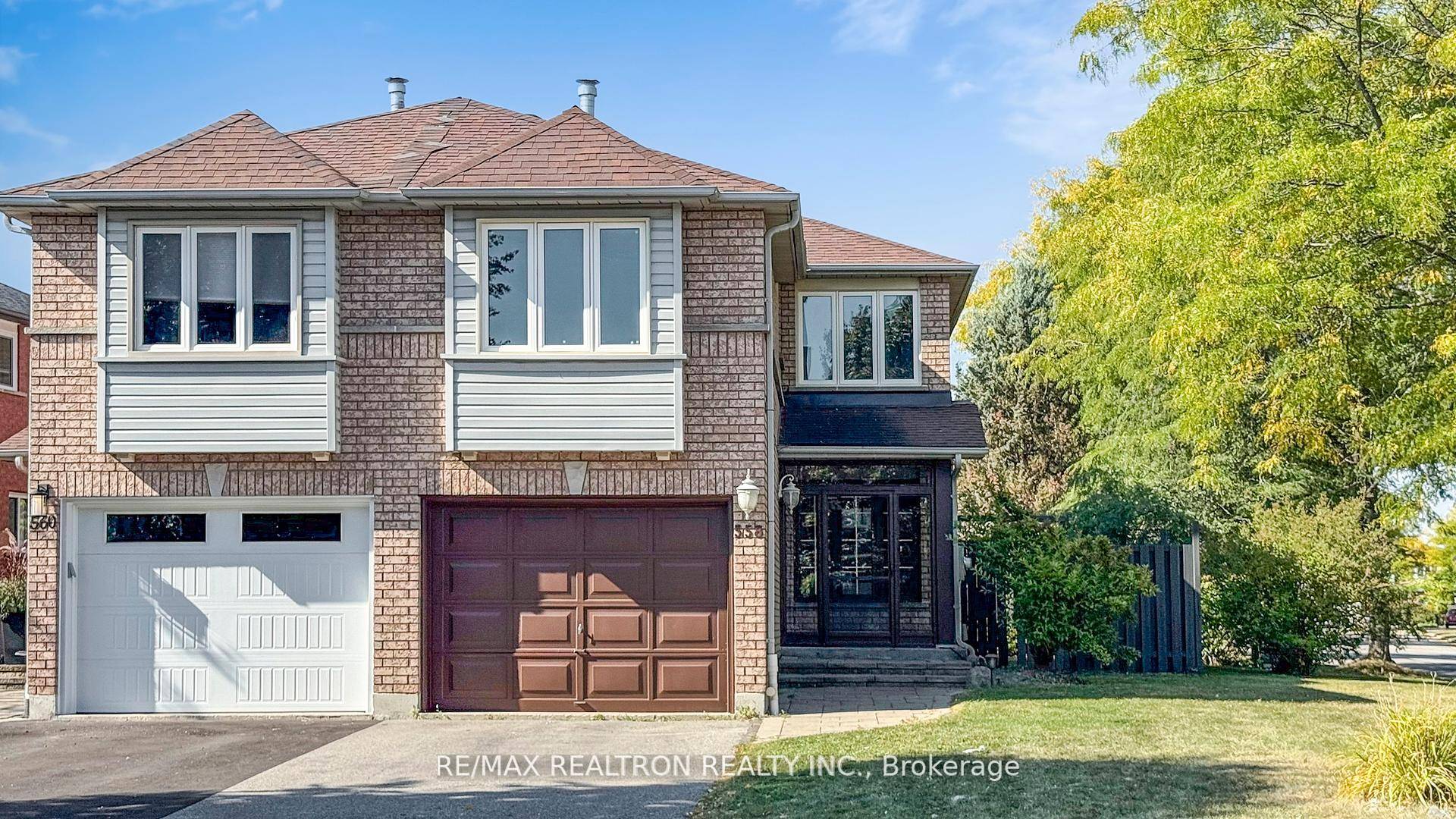 Gorgeous, Upgraded amp ; Renovated Semi Detached in Highly Sought After Newmarket Location !