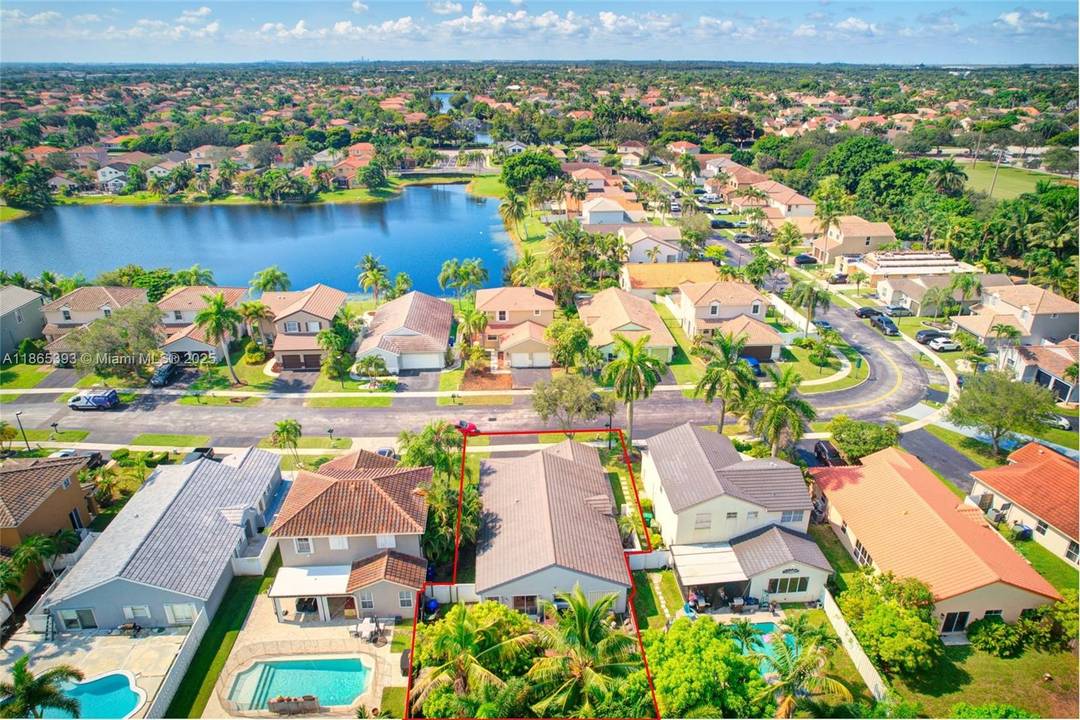 Welcome to this beautiful single family home in the highly desirable Chapel Trail II community of West Pembroke Pines.