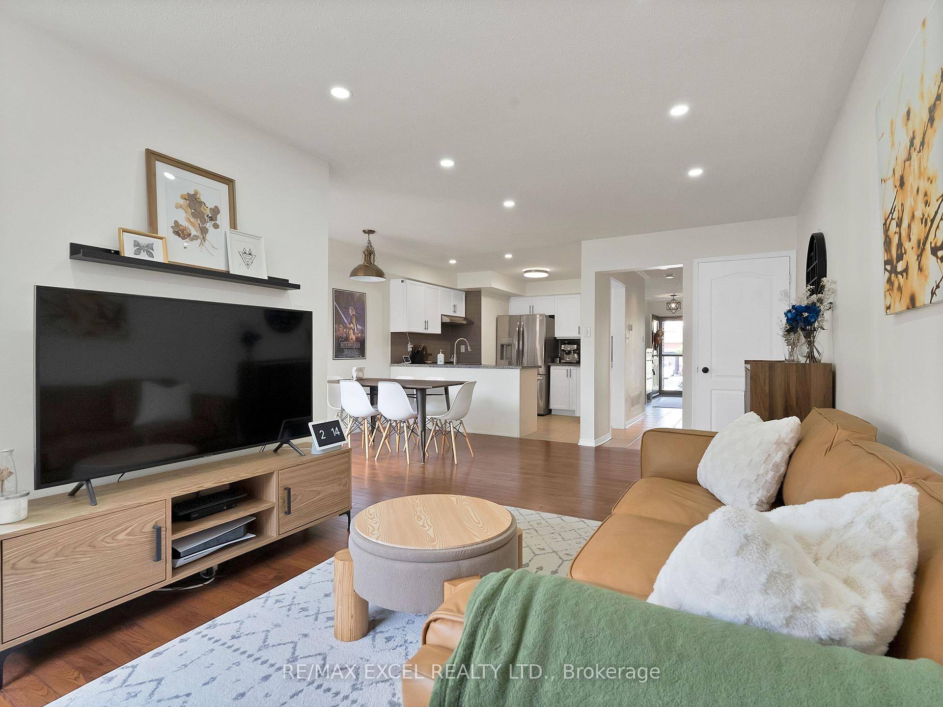Bright, Beautiful amp ; Move In Ready !