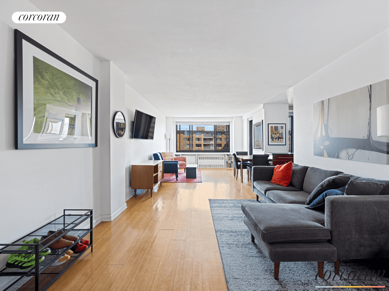This spacious Willoughby Walk Coop apartment is one of the most converted one bedroom lines with panoramic views in flourishing Clinton Hill.