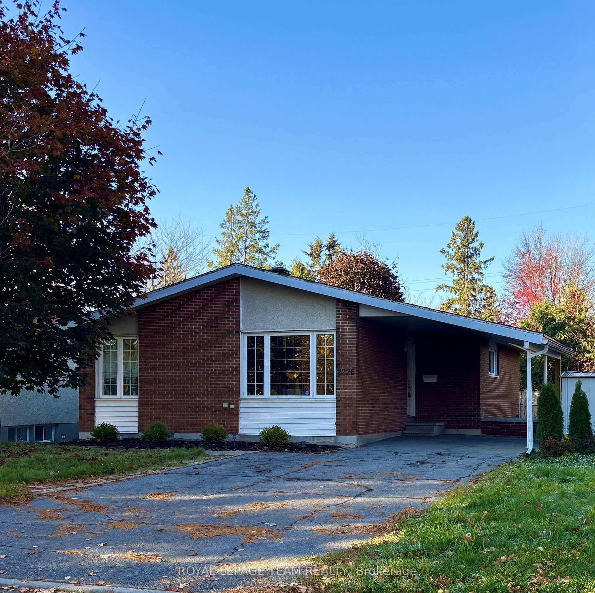 Beautifully updated main floor unit in the desirable Hawthorne Meadows neighbourhood !