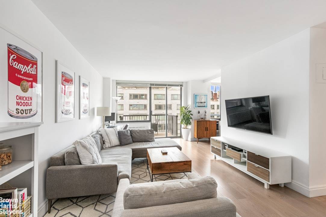 JR. FOUR WITH PRIVATE BALCONY Move right in to this renovated, bright and spacious one bedroom Junior 4 condominium in the heart of the Upper East Side.
