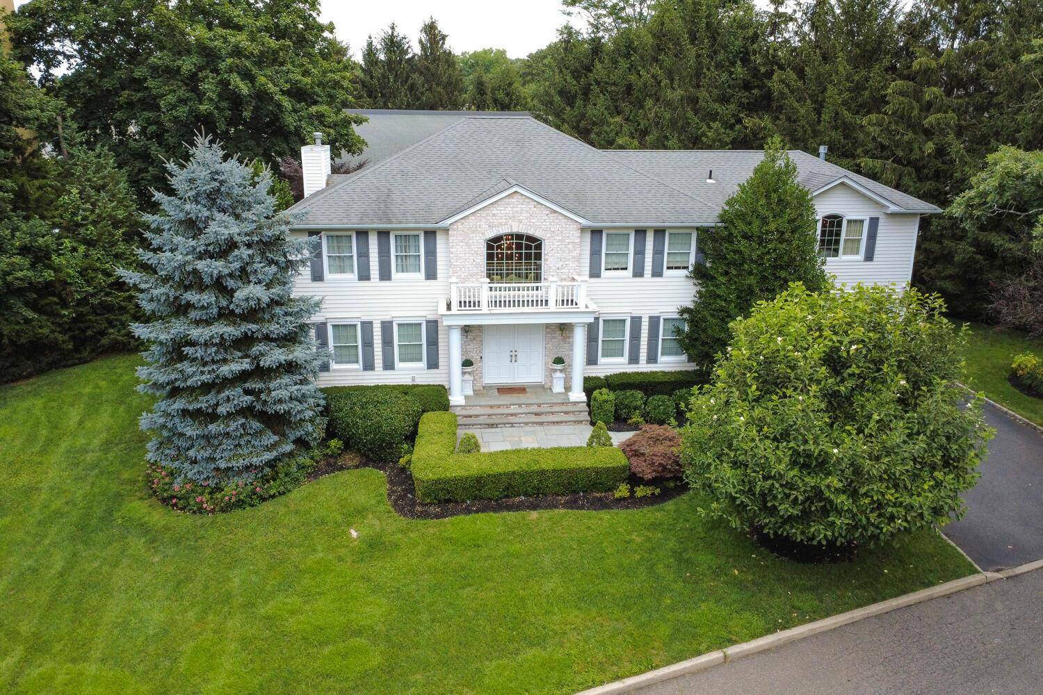 Elegant Living in Red Spring Manor Welcome to 2 Gail Terrace, an exquisite residence in the prestigious Red Spring Manor community, offering private beach access and refined coastal living.
